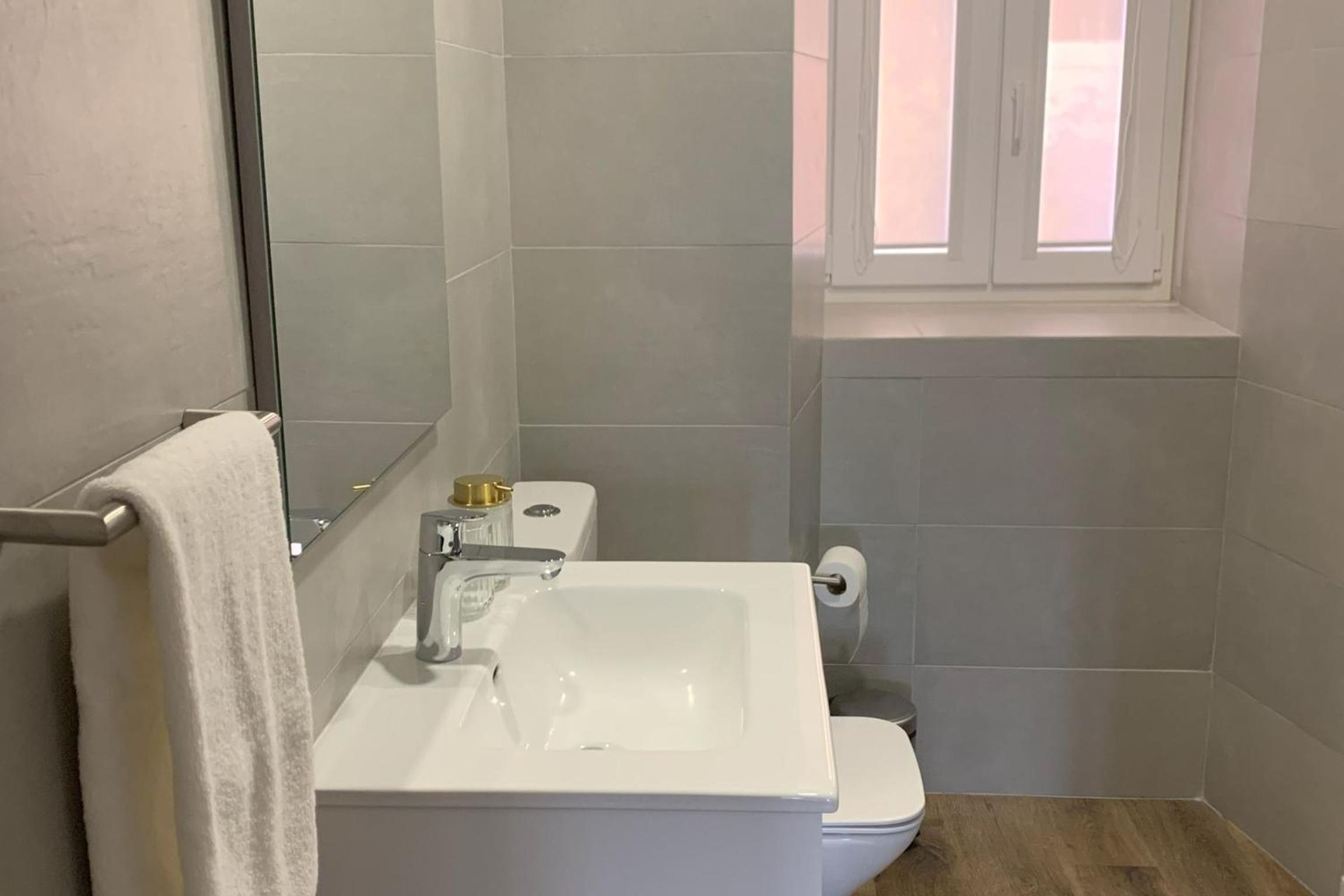 3BDR Central Apartment in Graça by LovelyStay