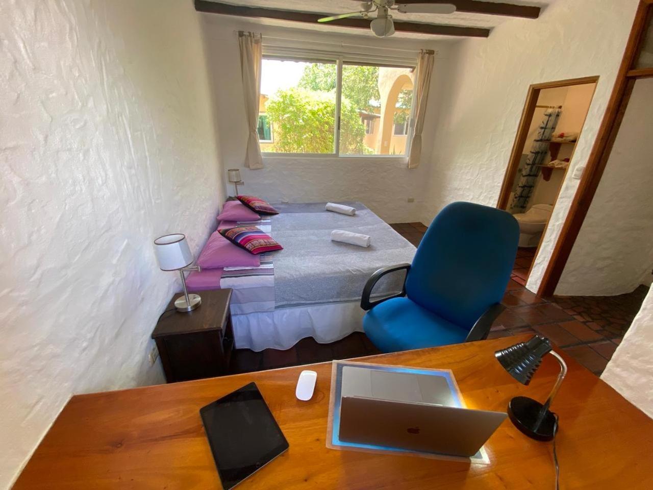Quiet Guest House with Gardens and Galapagos wild life