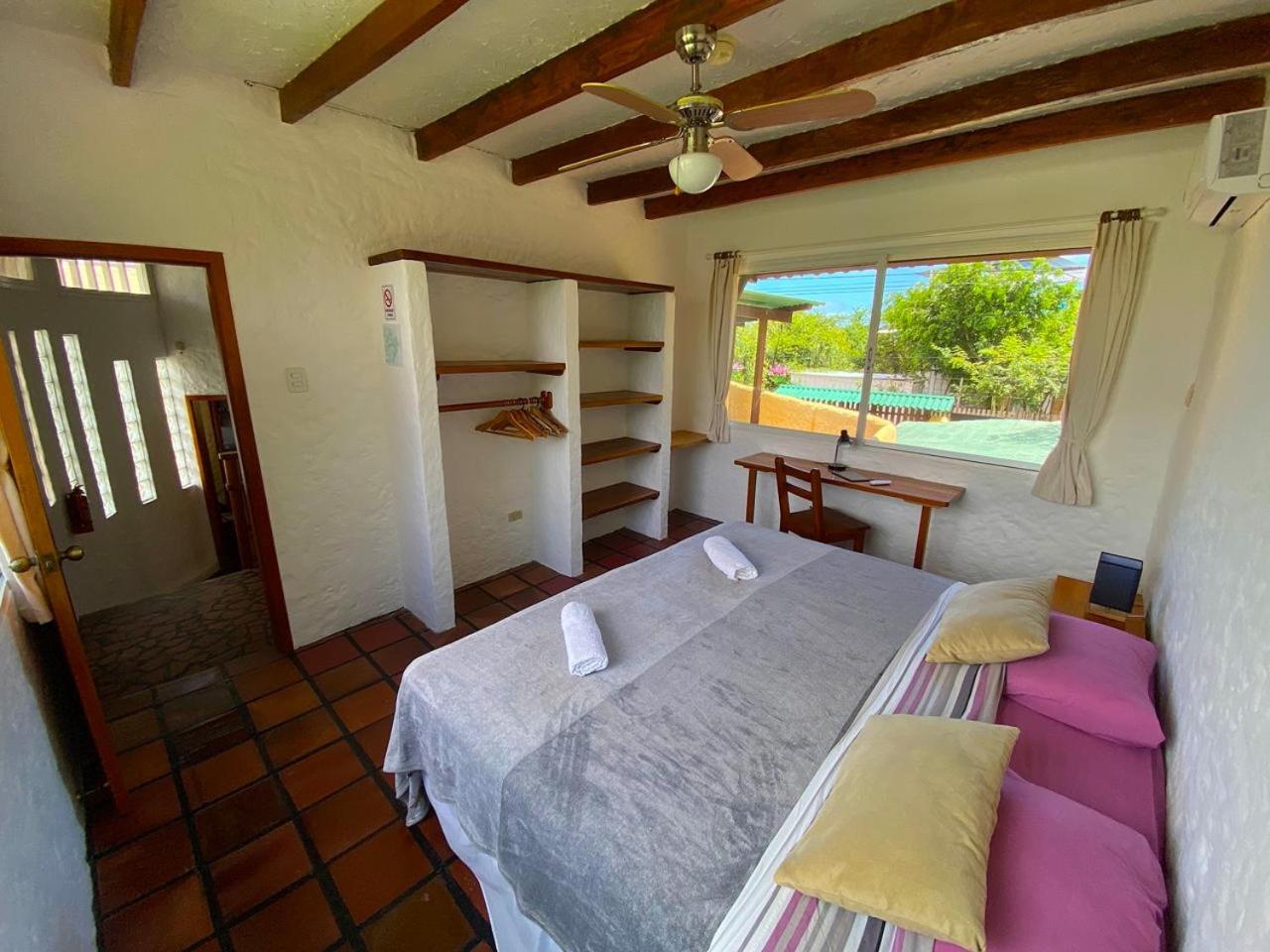 Quiet Guest House with Gardens and Galapagos wild life