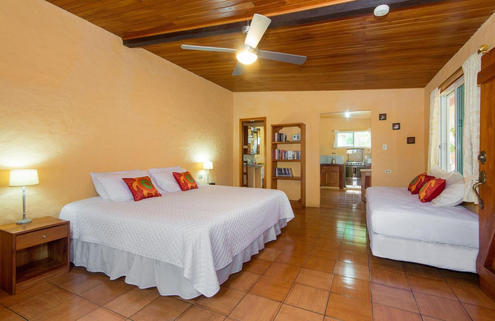 Quiet Guest House with Gardens and Galapagos wild life