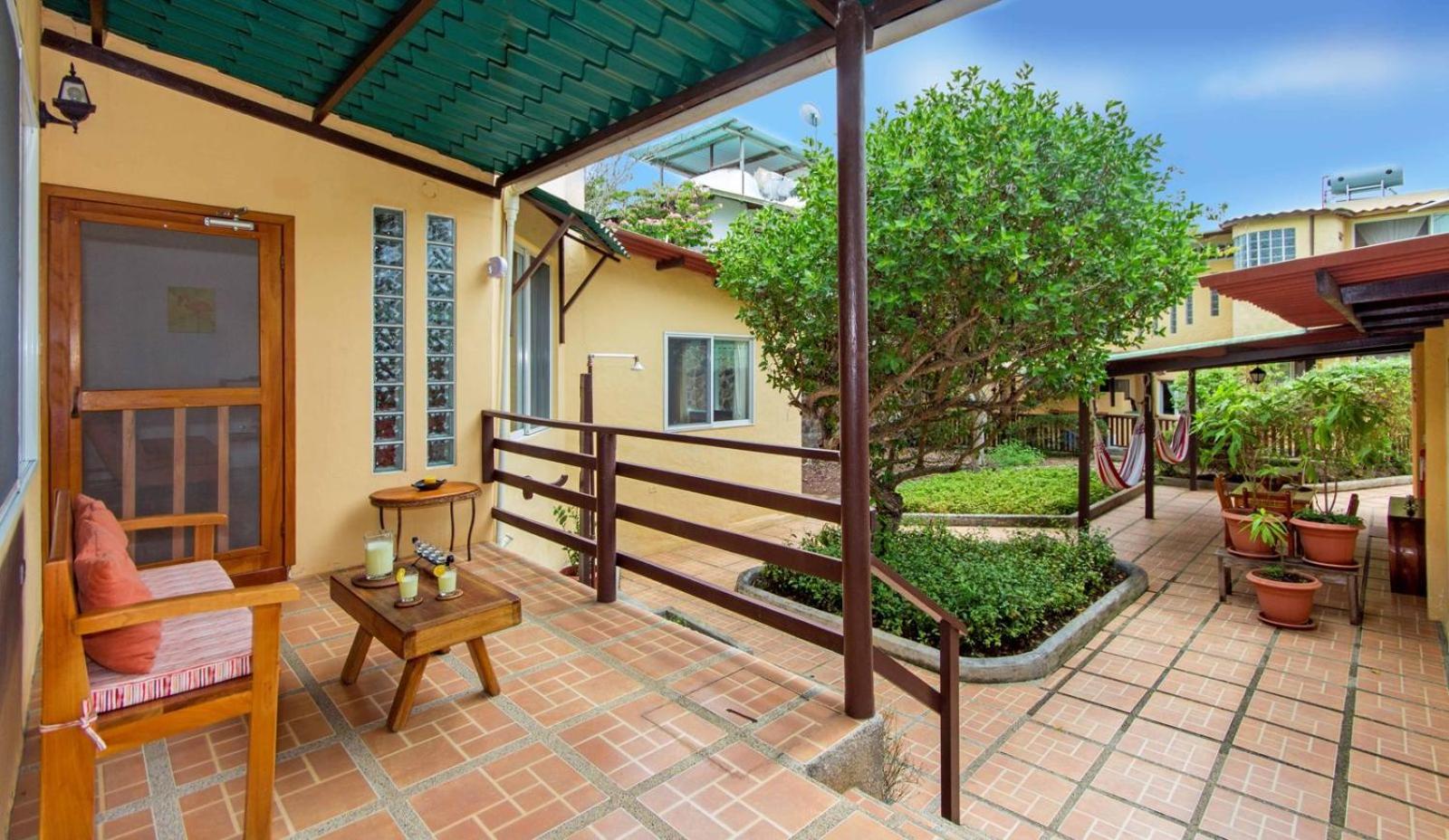 Quiet Guest House with Gardens and Galapagos wild life