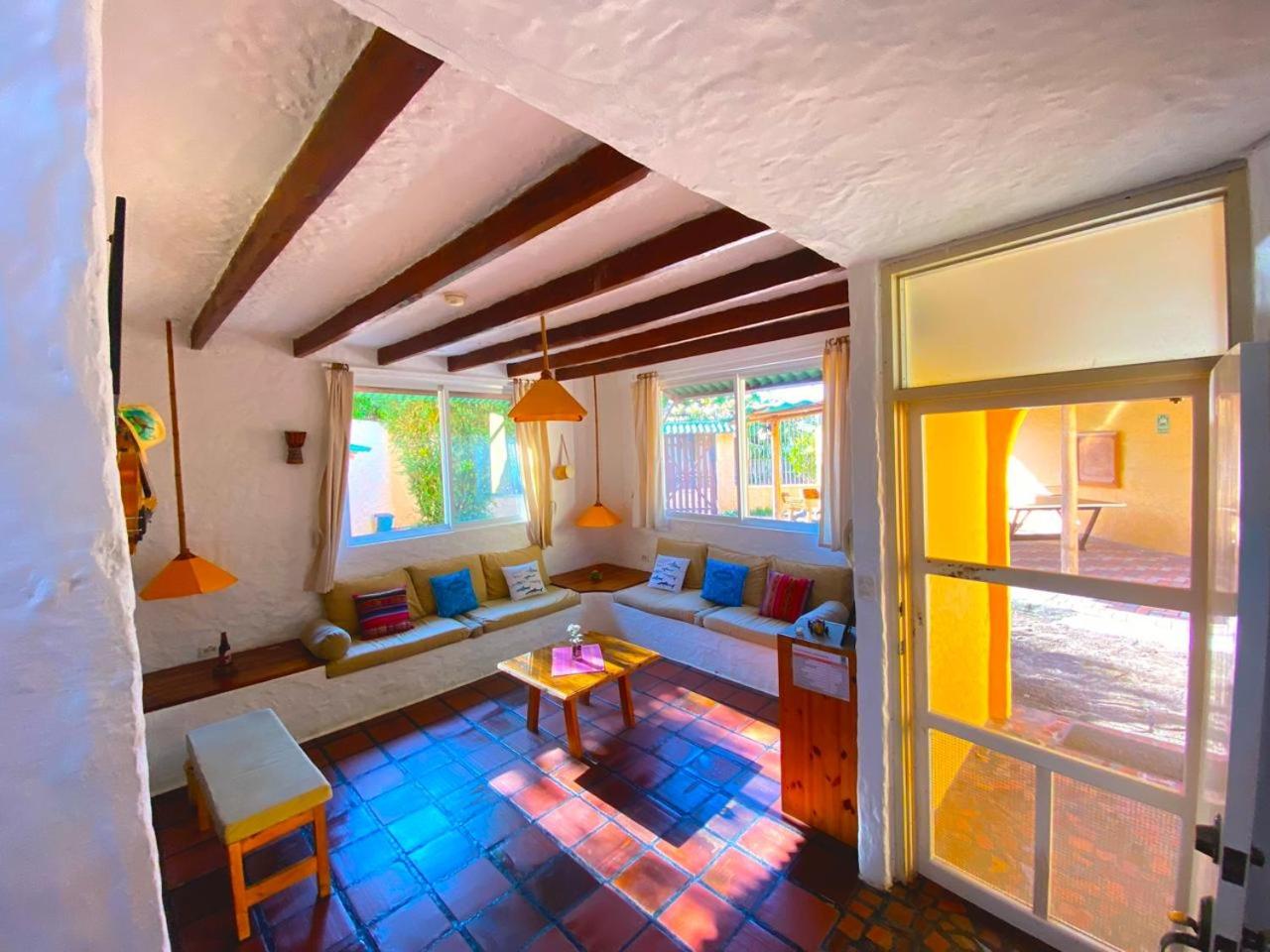 Quiet Guest House with Gardens and Galapagos wild life