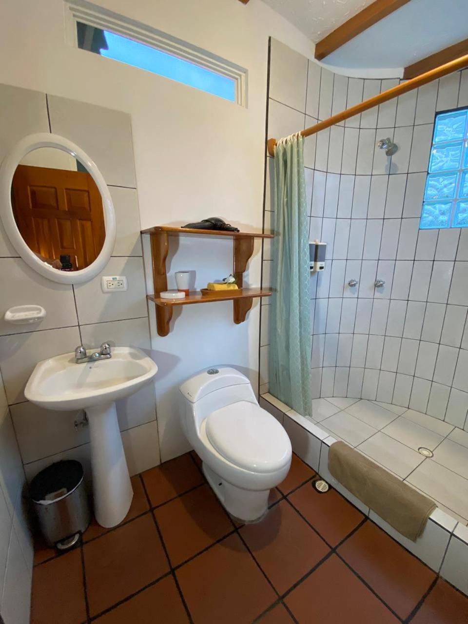 Quiet Guest House with Gardens and Galapagos wild life