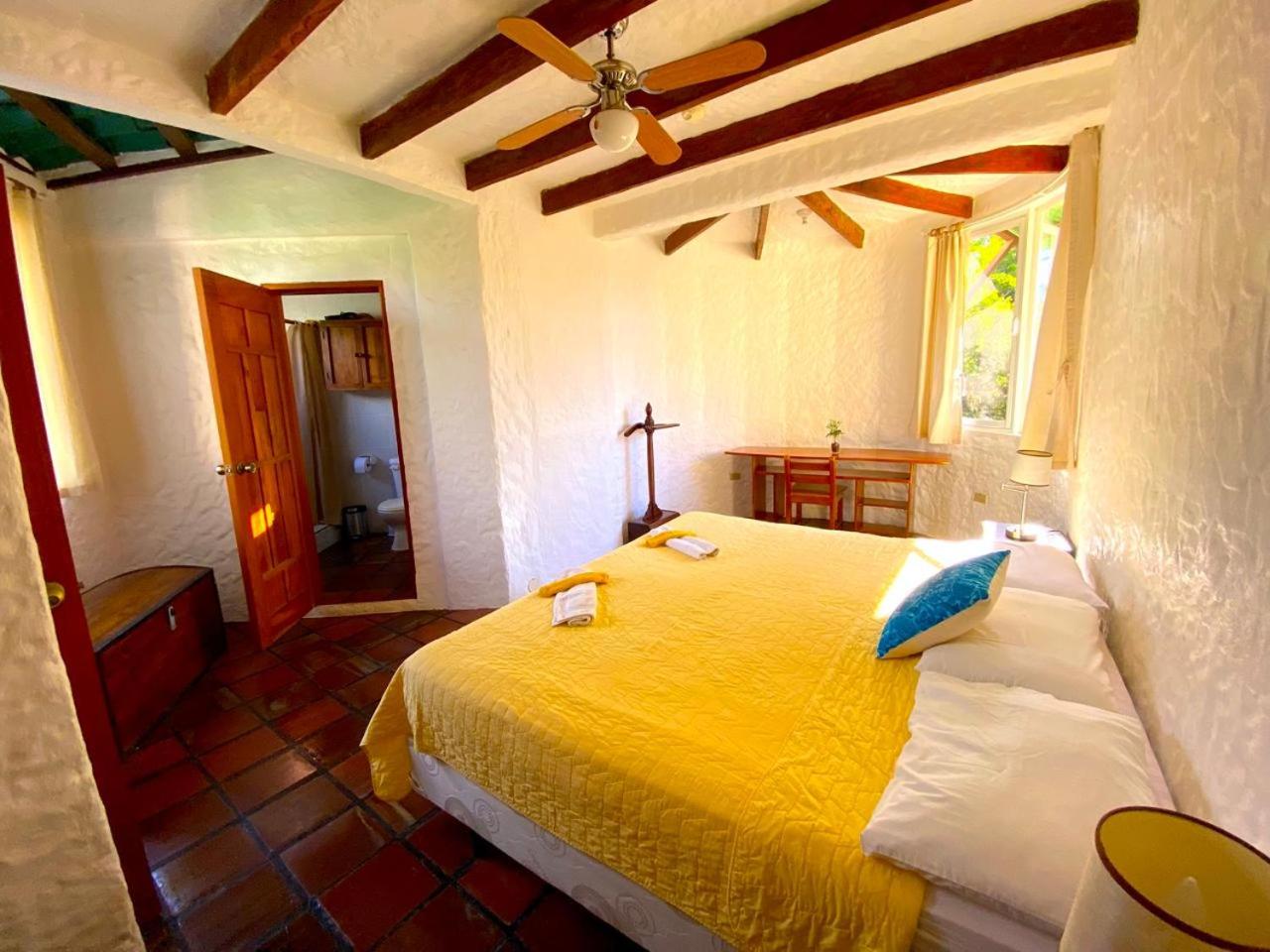 Quiet Guest House with Gardens and Galapagos wild life