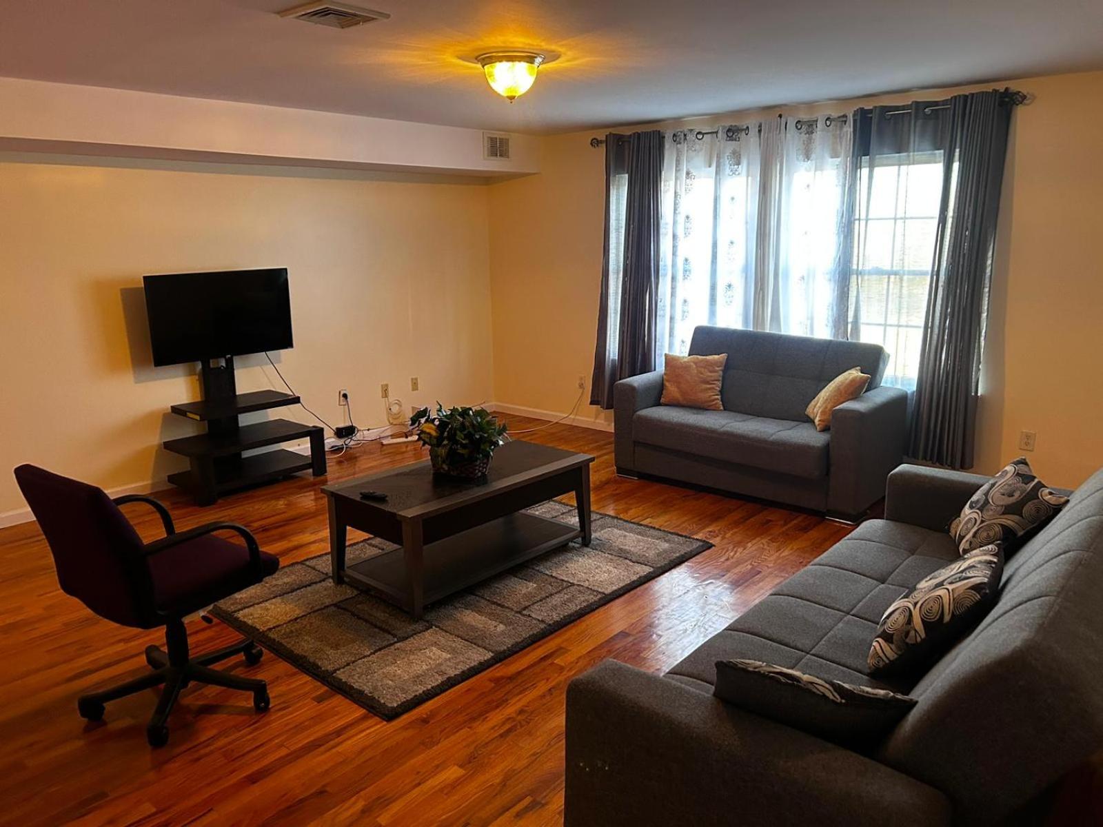 3-Bedroom Apt 5 miles AirPort