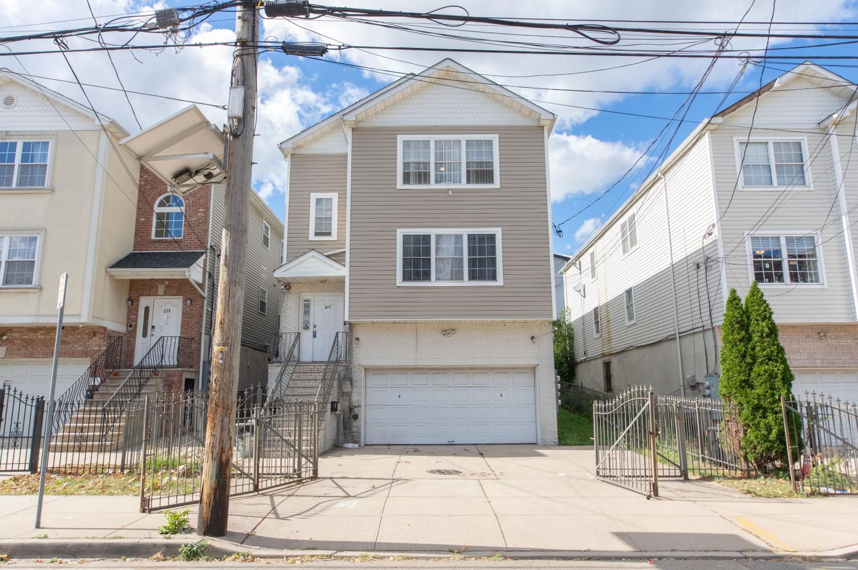Newark Vacations - 3-Bedroom Apt 5 miles AirPort - Property Image 1