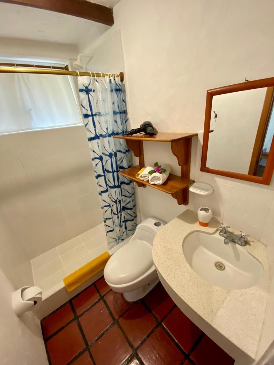 Quiet Guest House with Gardens and Galapagos wild life