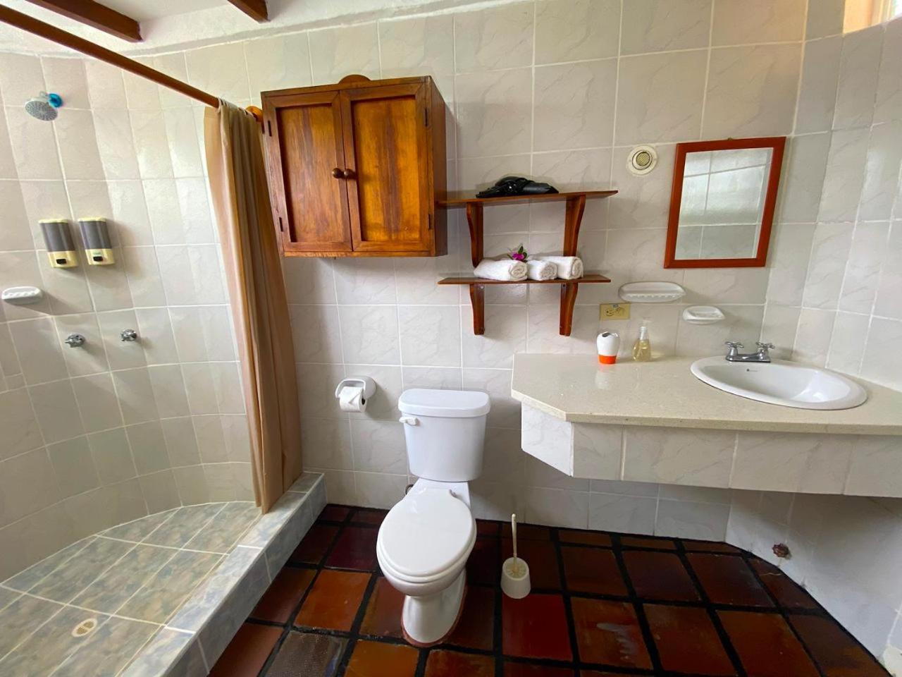 Quiet Guest House with Gardens and Galapagos wild life