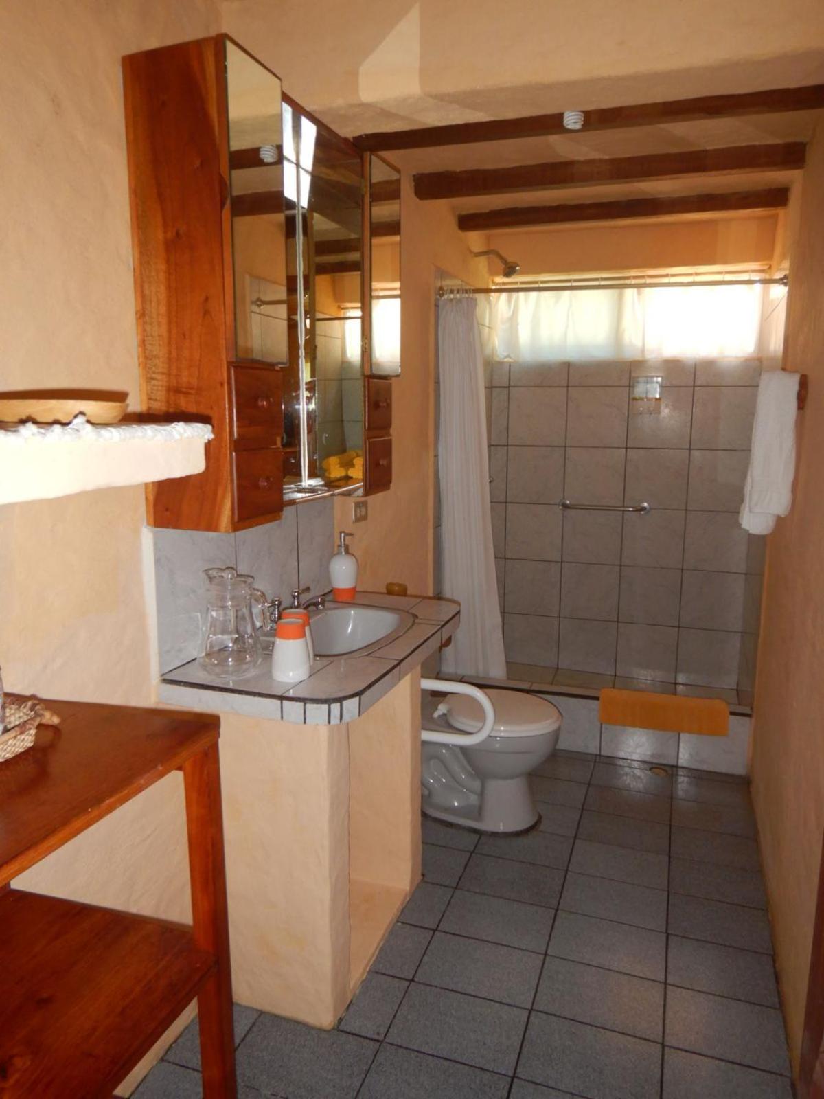 Quiet Guest House with Gardens and Galapagos wild life