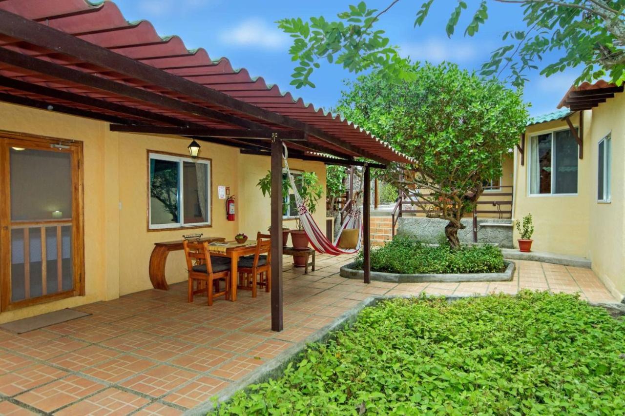 Quiet Guest House with Gardens and Galapagos wild life