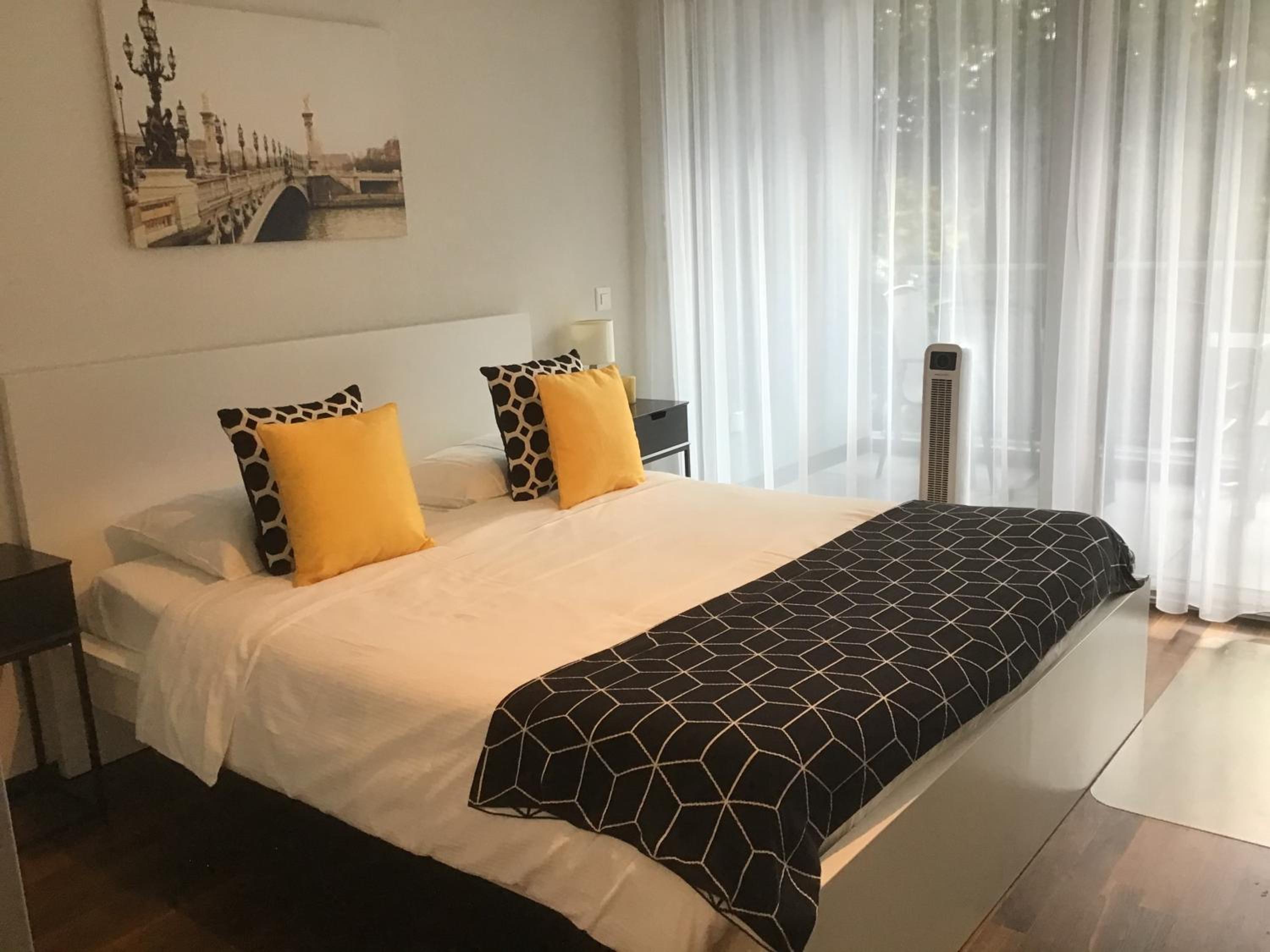 Lausanne City Center Apartments, Minutes Away from the Lake! AM53