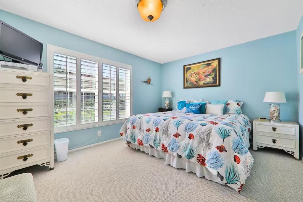 Beachfront Condo at Colony Beach Club - Ocean Views, Pool, Patio, Sleeps 4 view 4