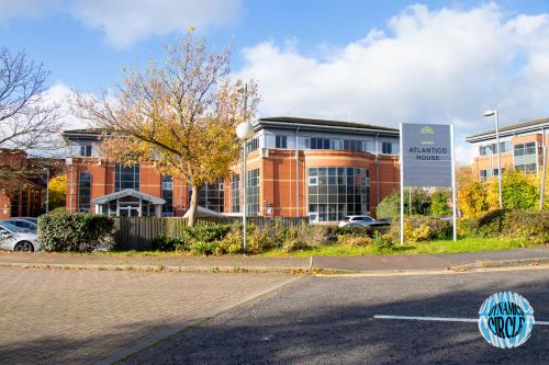 Modern 2 Bed Flat by Heathrow Airport, Free Parking view 2