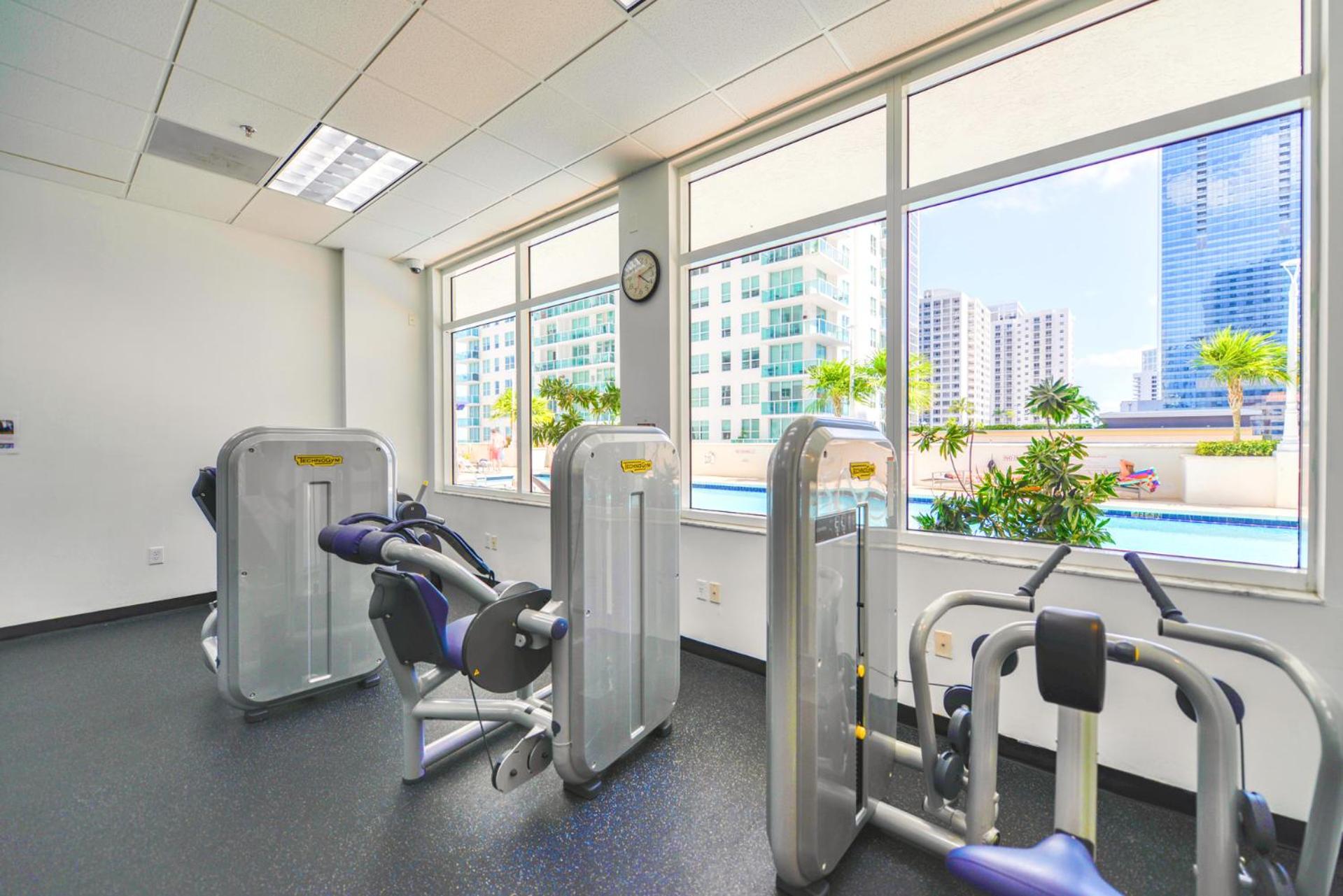 On Top! Condo on 31st Floor w Cozy Amenities