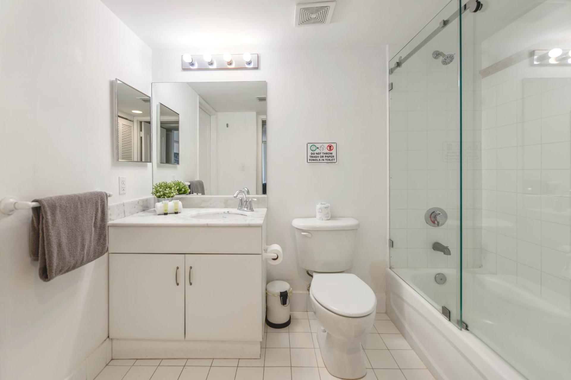 On Top! Condo on 31st Floor w Cozy Amenities