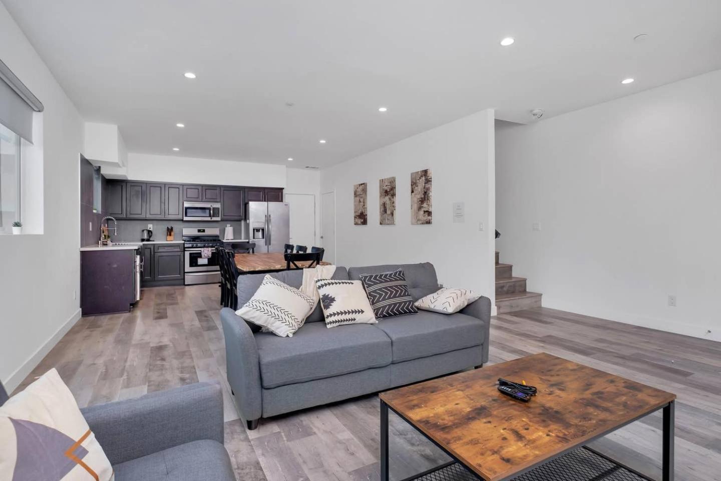 Luxury 3 BR Home Near Hollywood Prime Location