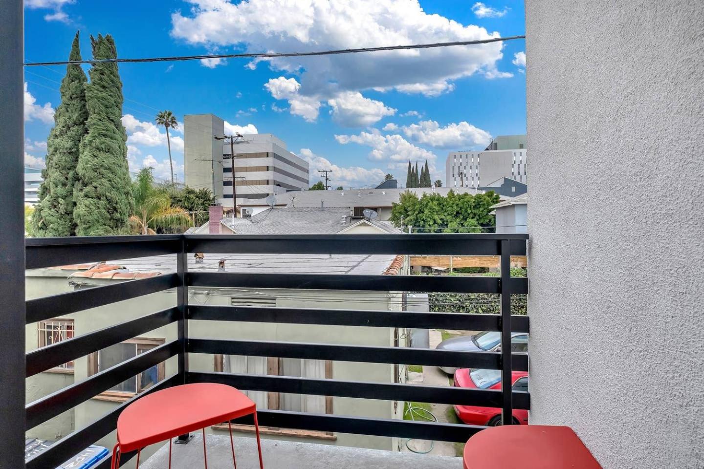 Luxury 3 BR Home Near Hollywood Prime Location