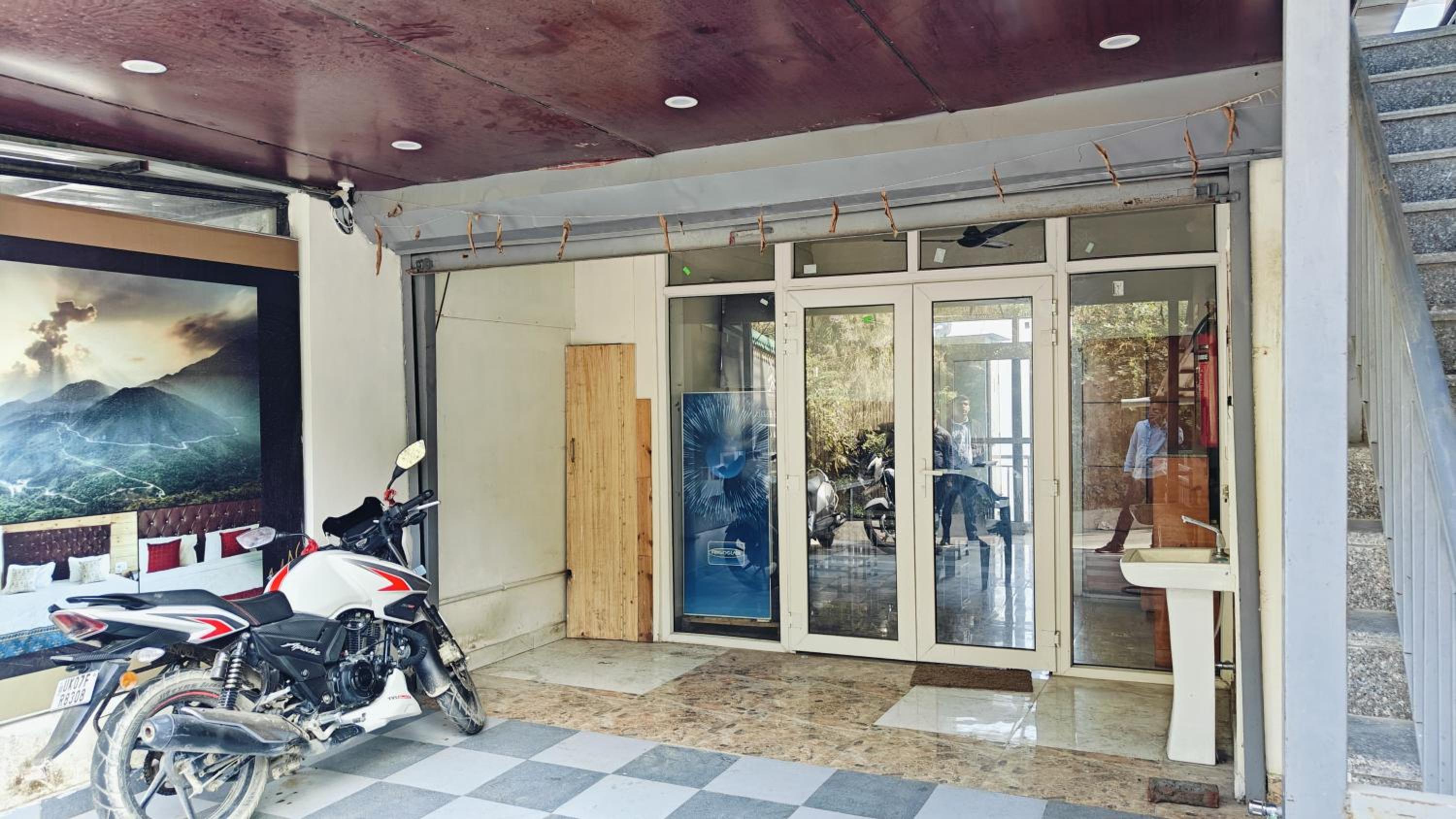 Lobby & Reception
