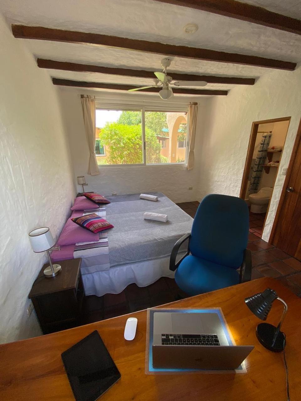 Quiet Guest House with Gardens and Galapagos wild life