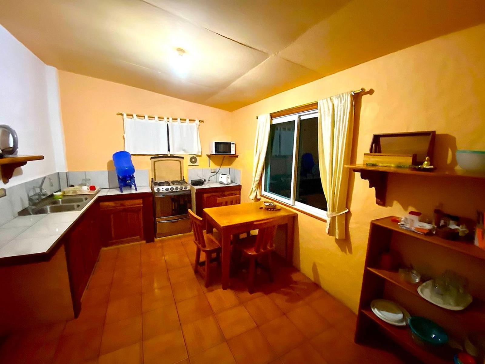 Quiet Guest House with Gardens and Galapagos wild life