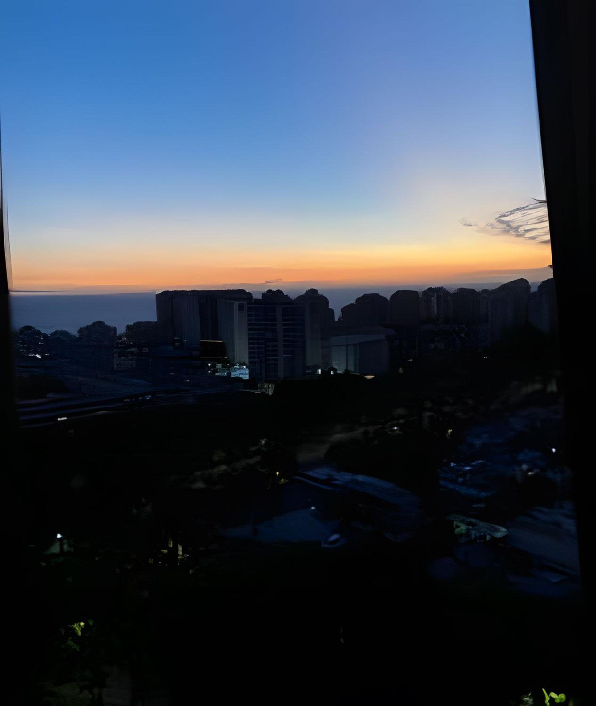 Flat com VISTA de CINEMA para Praia da BARRA da Tijuca - 5 min da PRAIA - Ar Condicionado, Portaria 24h, Wi-Fi 500 Mbps, Piscina, Academia, Sauna, Quadra d