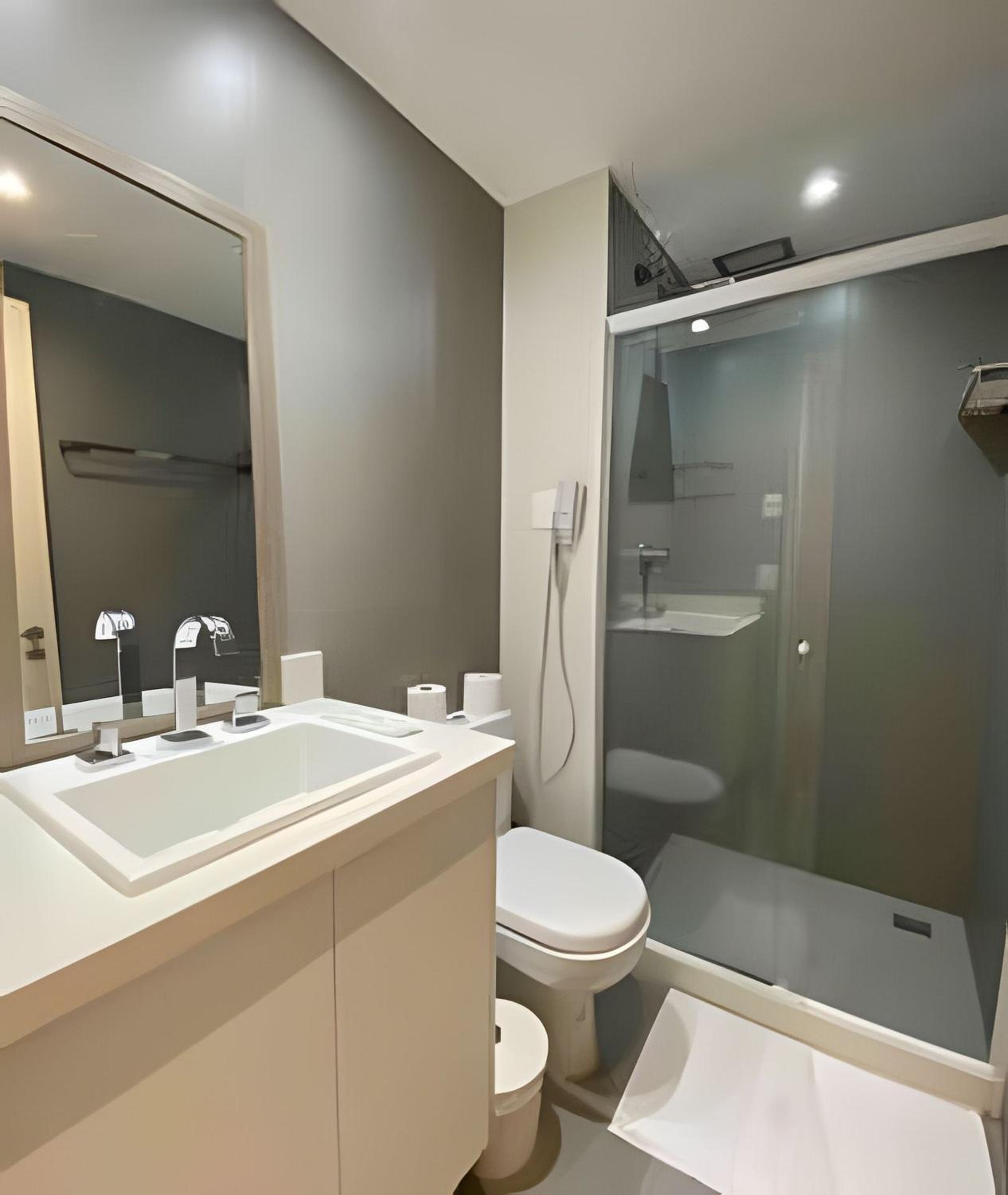 Flat com VISTA de CINEMA para Praia da BARRA da Tijuca - 5 min da PRAIA - Ar Condicionado, Portaria 24h, Wi-Fi 500 Mbps, Piscina, Academia, Sauna, Quadra d