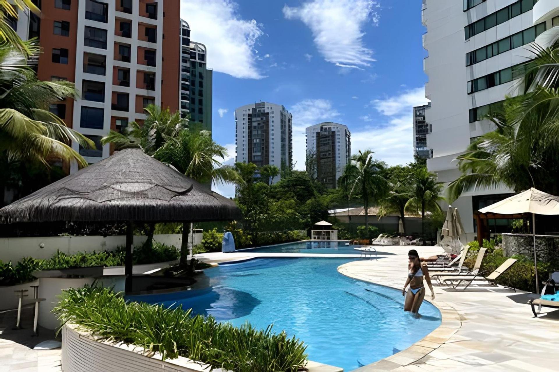 Flat com VISTA de CINEMA para Praia da BARRA da Tijuca - 5 min da PRAIA - Ar Condicionado, Portaria 24h, Wi-Fi 500 Mbps, Piscina, Academia, Sauna, Quadra d