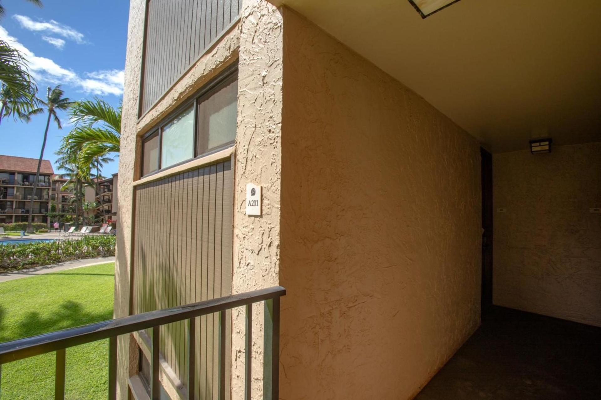 KBM Resorts FREE CAR Papakea Oceanfront 1-Bedroom Corner Unit with King bed and Unobstructed views PKA-201