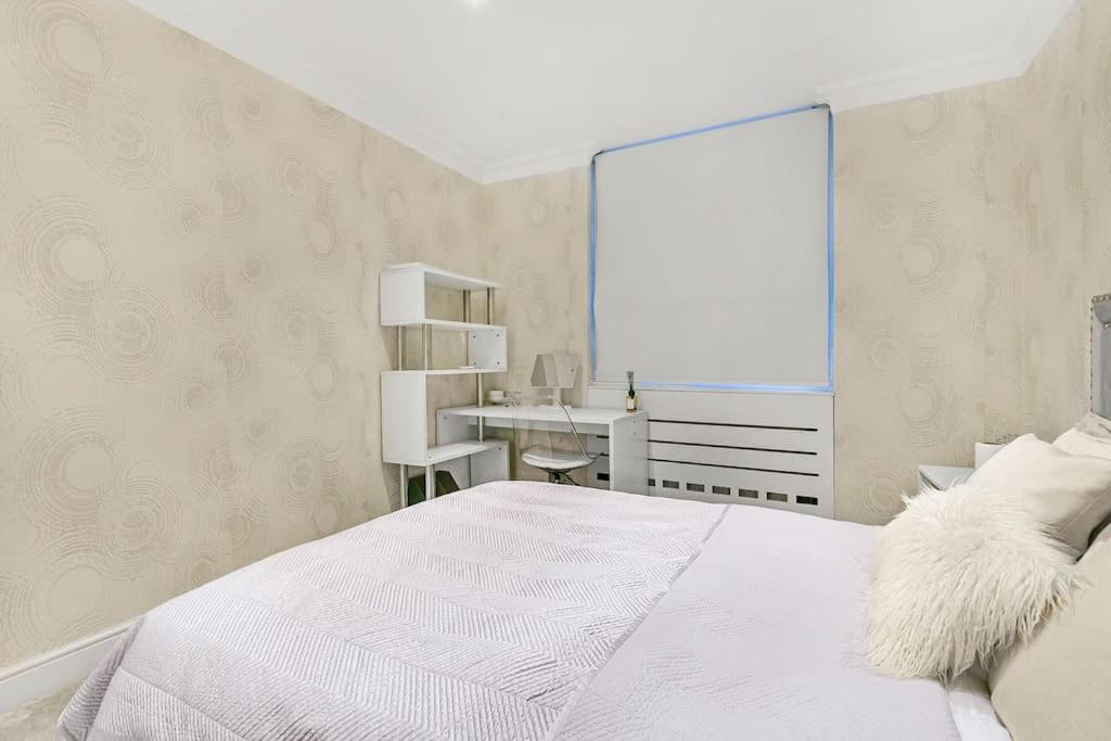 Luxury Knightsbridge 3-Bed Next To Harrods - With Private Terrace view 5