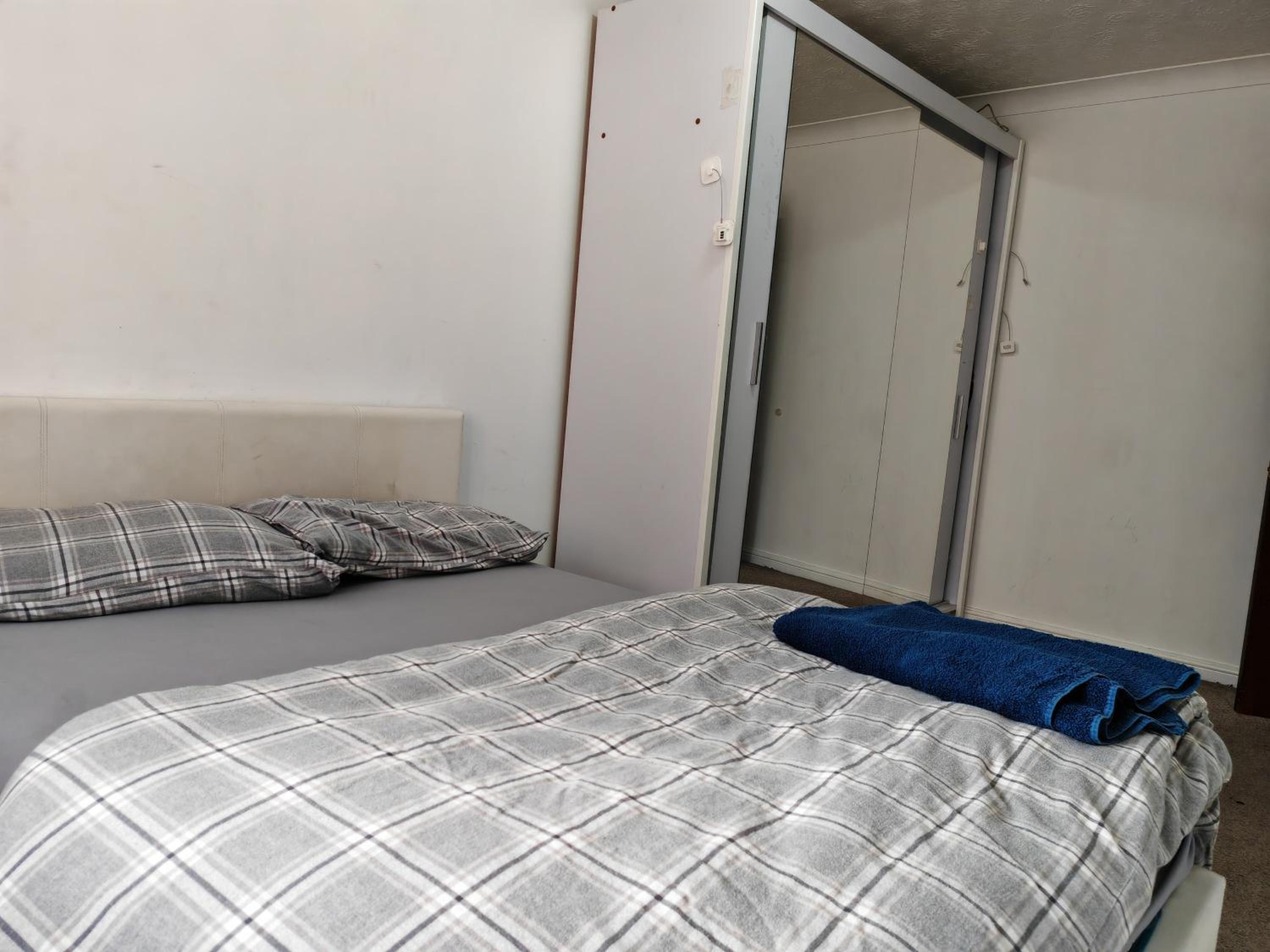 Spacious flat with free parking in Croydon view 3