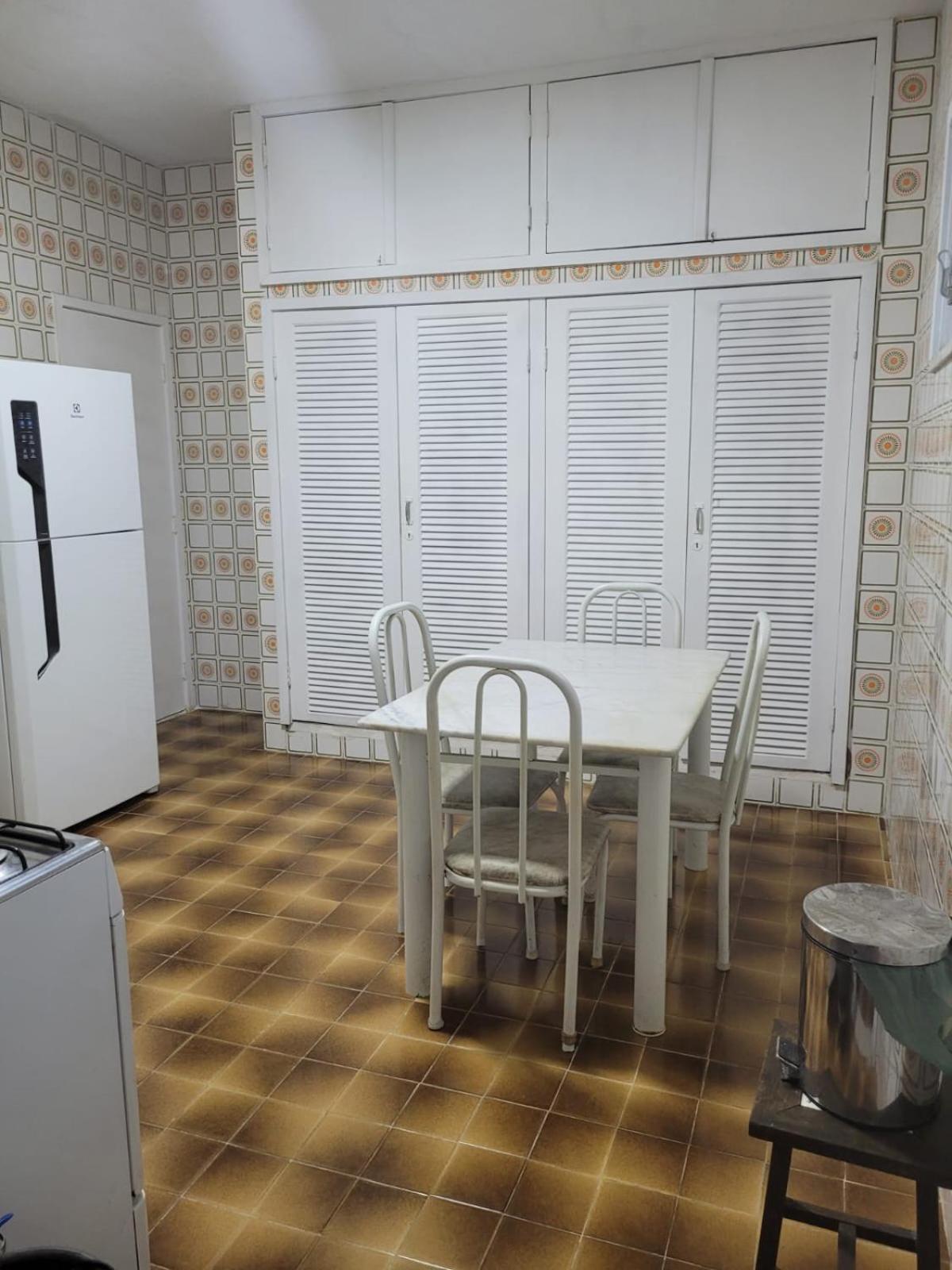 CASA EM FRENTE A LAGOA DE ARARUAMA - no CENTRO - 3 QUARTOS E 3 BANHEIROS