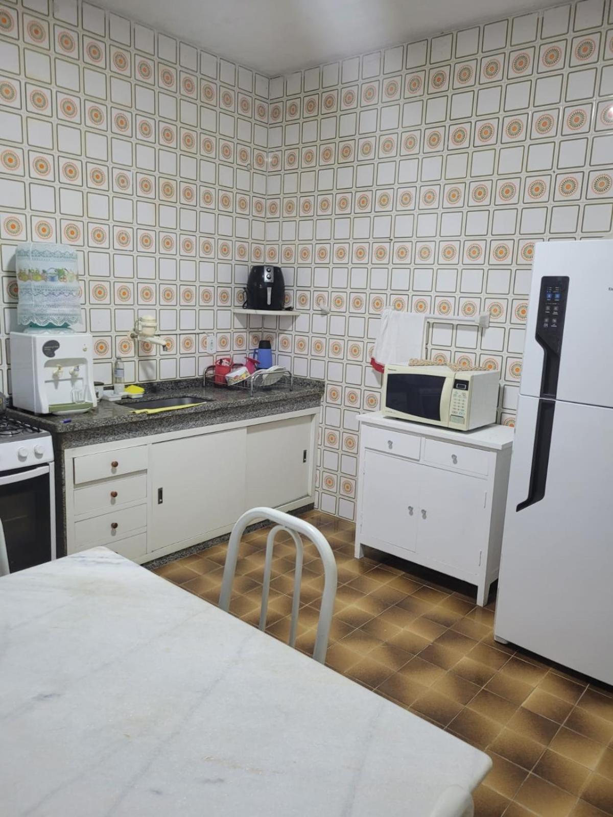 CASA EM FRENTE A LAGOA DE ARARUAMA - no CENTRO - 3 QUARTOS E 3 BANHEIROS