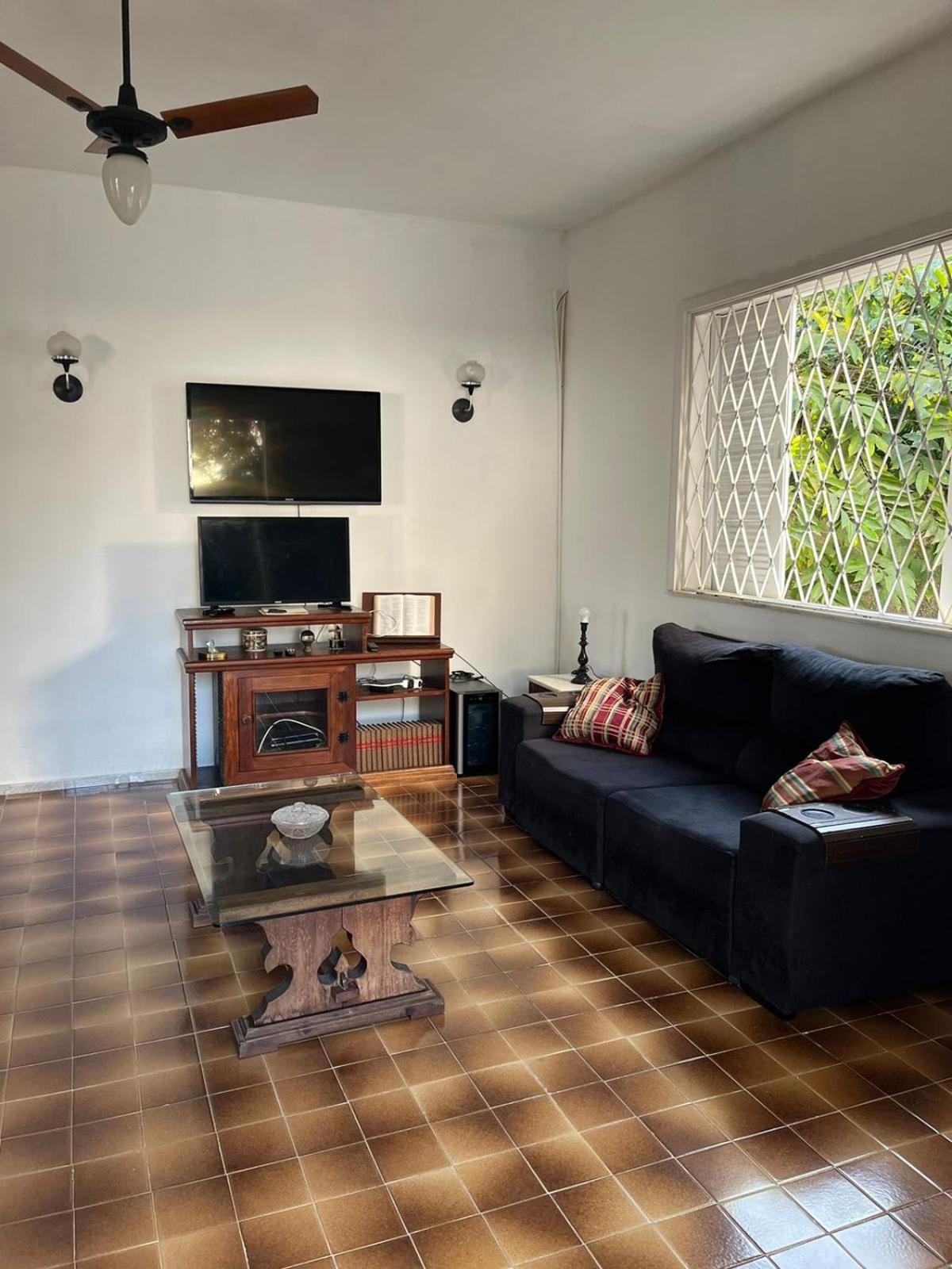 CASA EM FRENTE A LAGOA DE ARARUAMA - no CENTRO - 3 QUARTOS E 3 BANHEIROS
