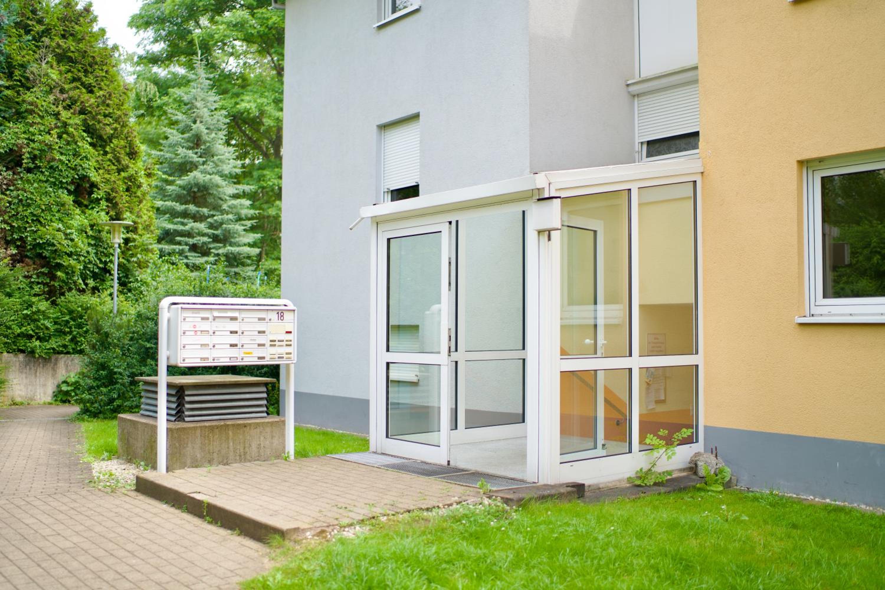 EDLER WOHNRAUM Disney Marvel Studio mit Balkon, Boxspringbett, Kaffeevollautomat, Lift & Parkplatz