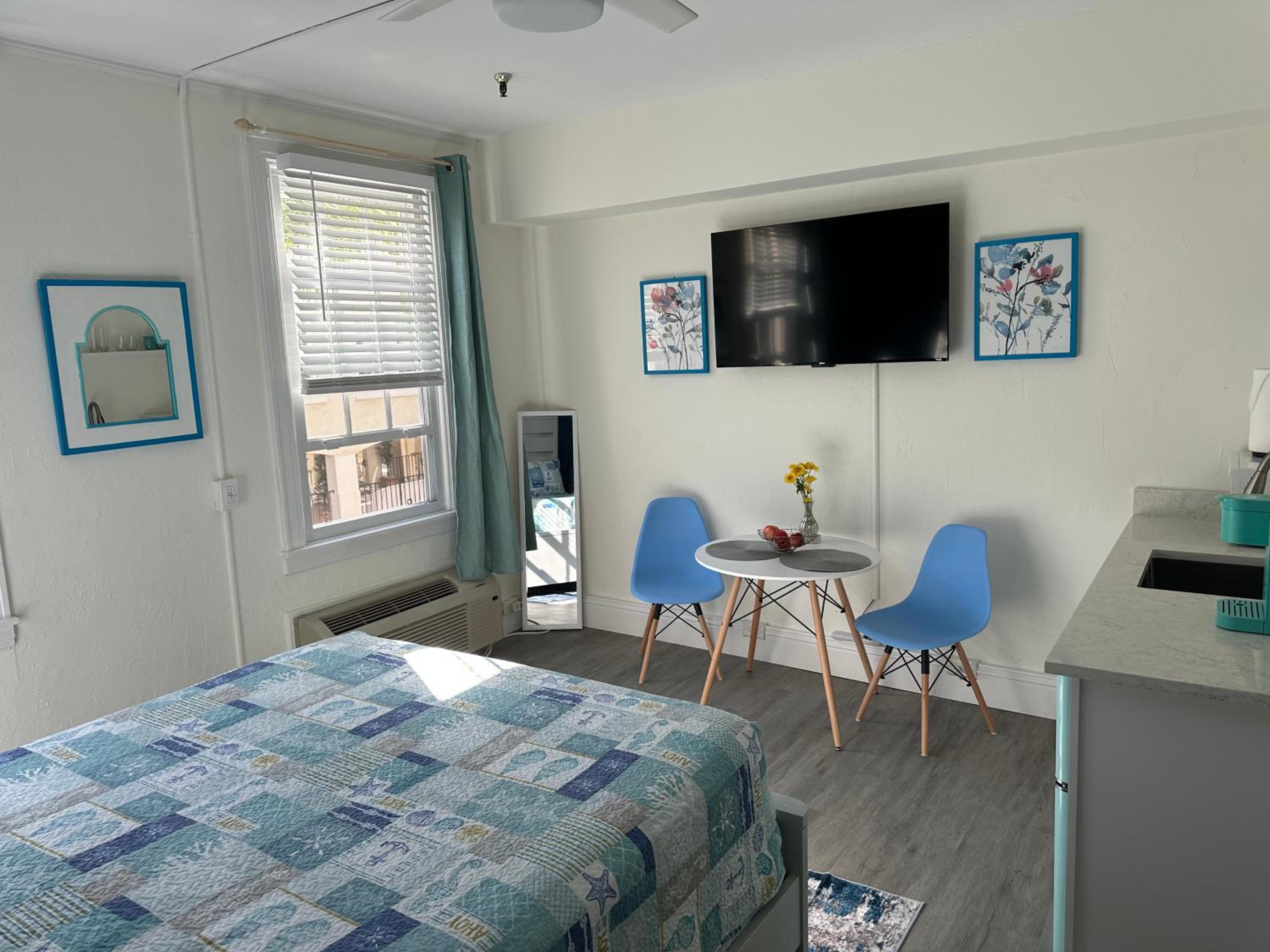 Cozy Studio in the Heart of the Palm Beach Island view 5