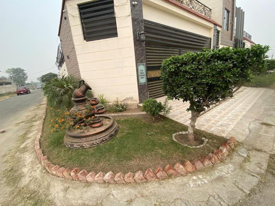 Luxury 3-Bed 3-Bath Floor w Lounge & Kitchen view 5