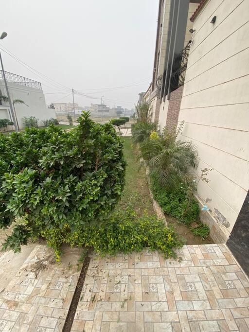 Luxury 3-Bed 3-Bath Floor w Lounge & Kitchen view 3