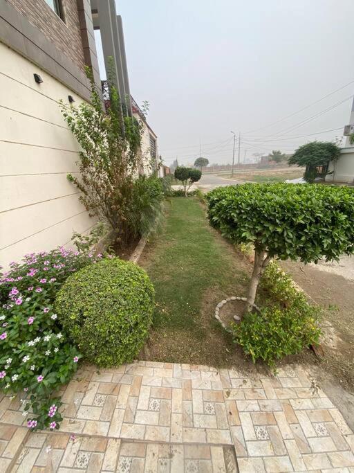 Luxury 3-Bed 3-Bath Floor w Lounge & Kitchen view 2