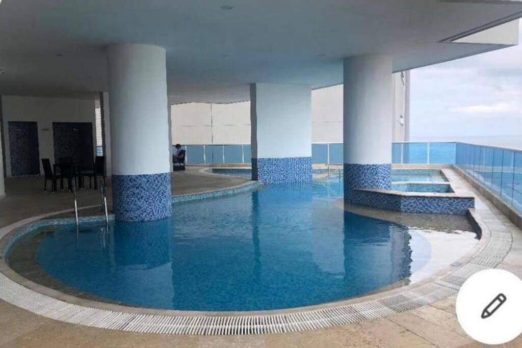 room in bocagrande excellent location beach pool