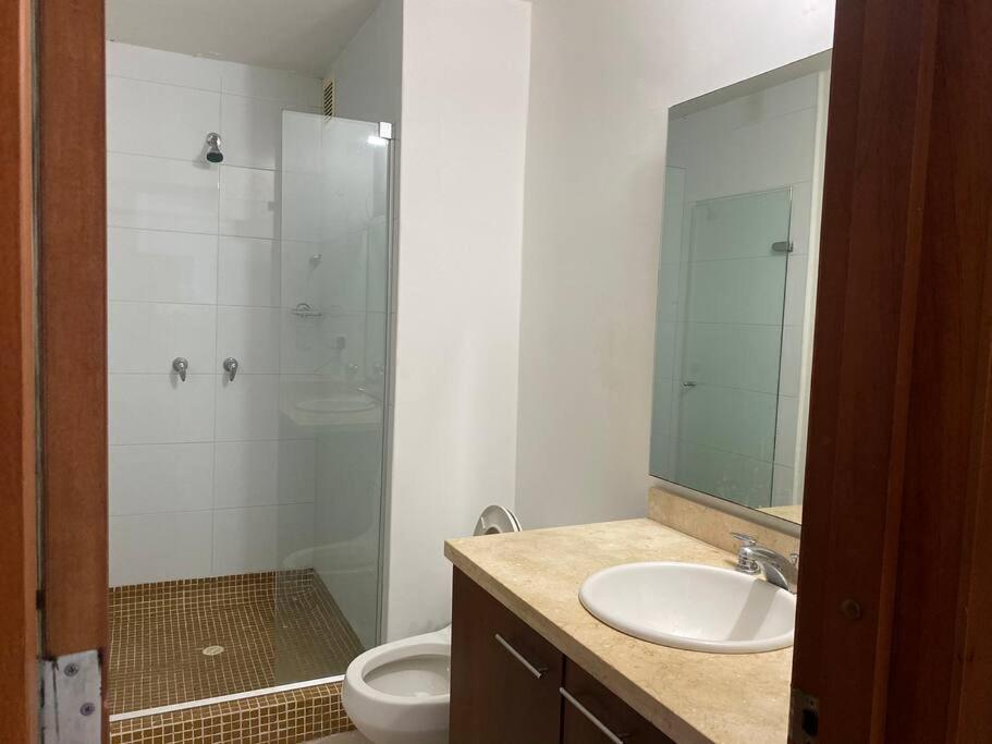 room in bocagrande excellent location beach pool