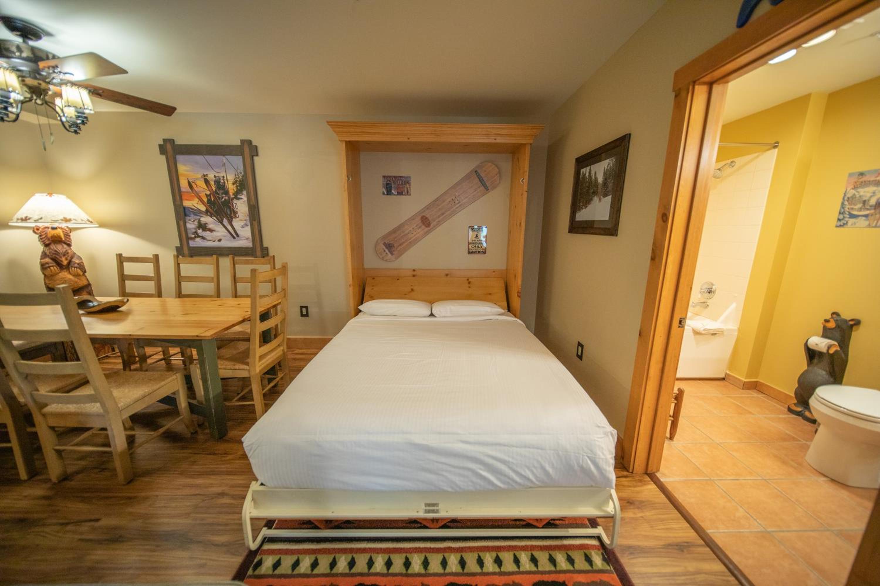Expedition Station 8590 by SummitCove Lodging
