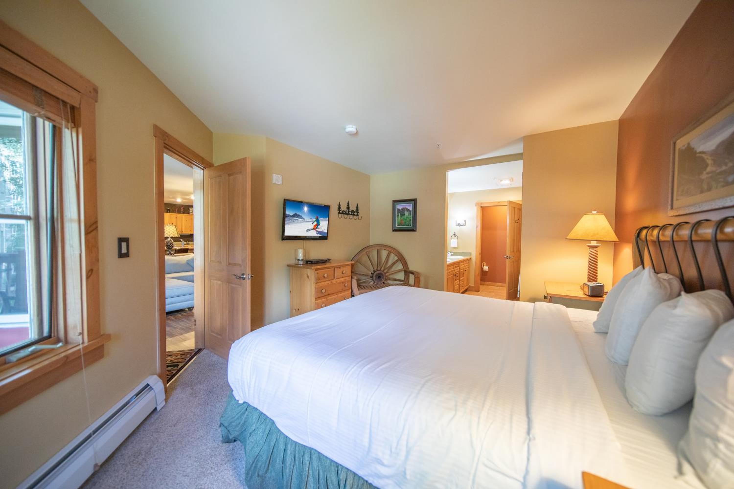 Expedition Station 8590 by SummitCove Lodging