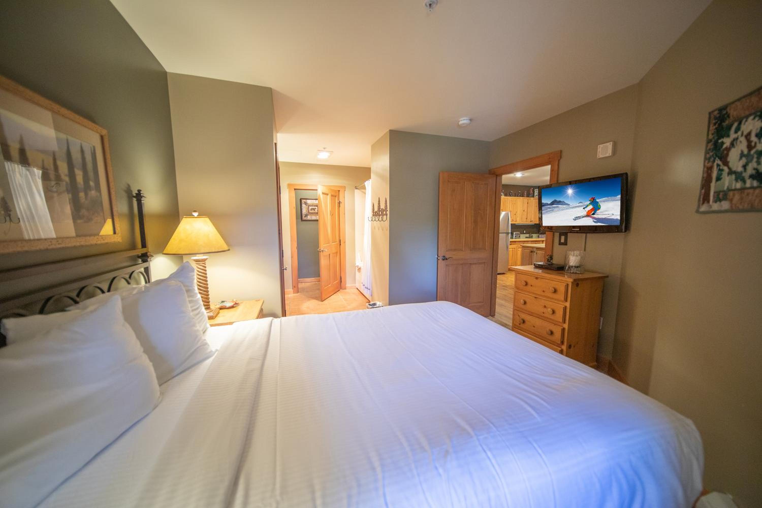 Expedition Station 8590 by SummitCove Lodging