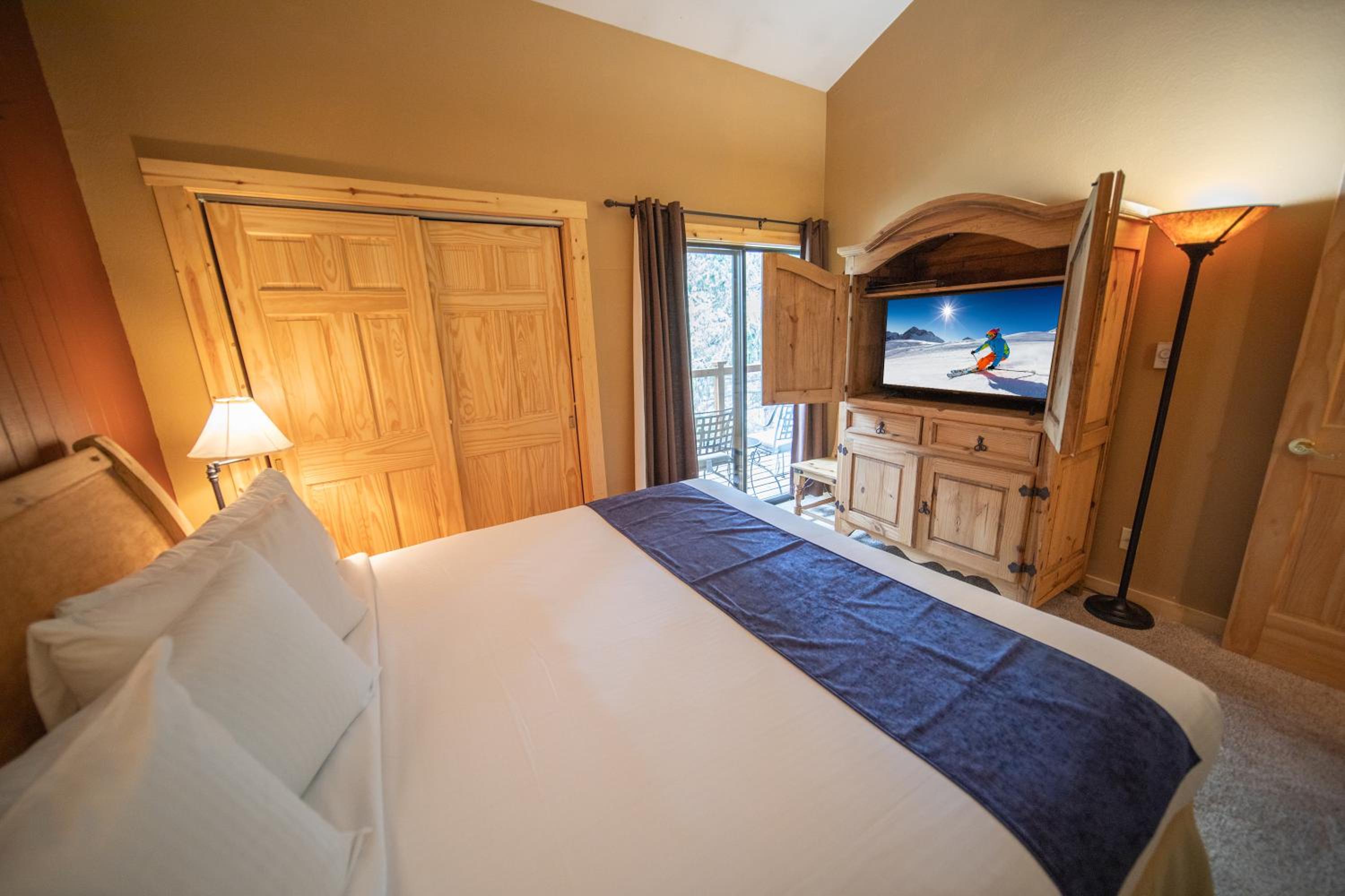 Flying Dutchman 1126 by SummitCove Lodging