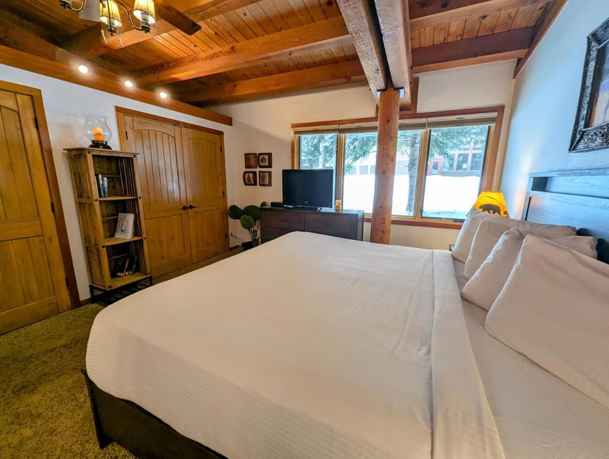 Homestead 2031 by SummitCove Lodging