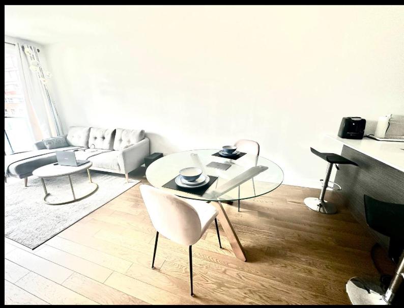 Condo chambre , Salon , centre-ville, gym