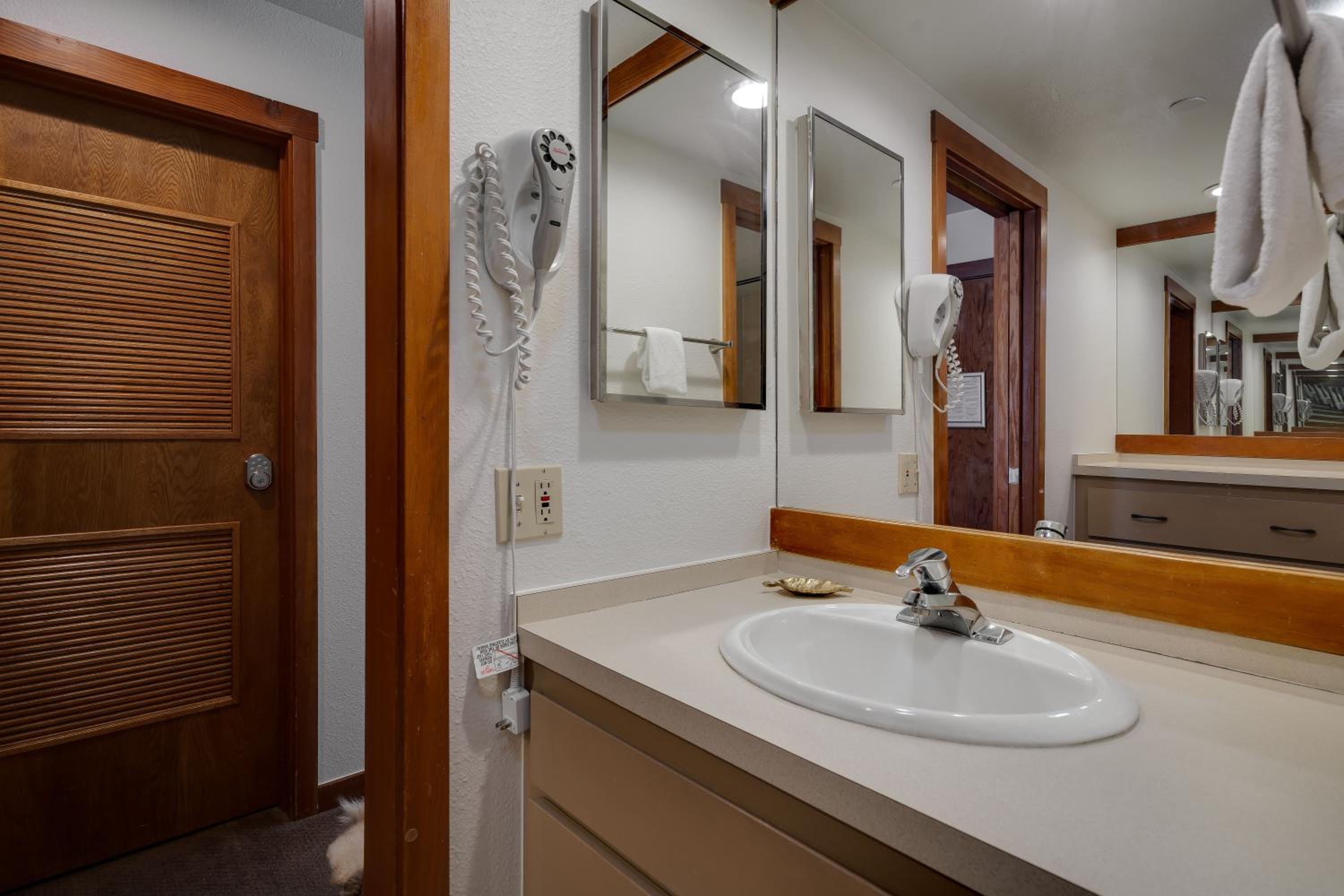 Lakeside 1481 by SummitCove Lodging