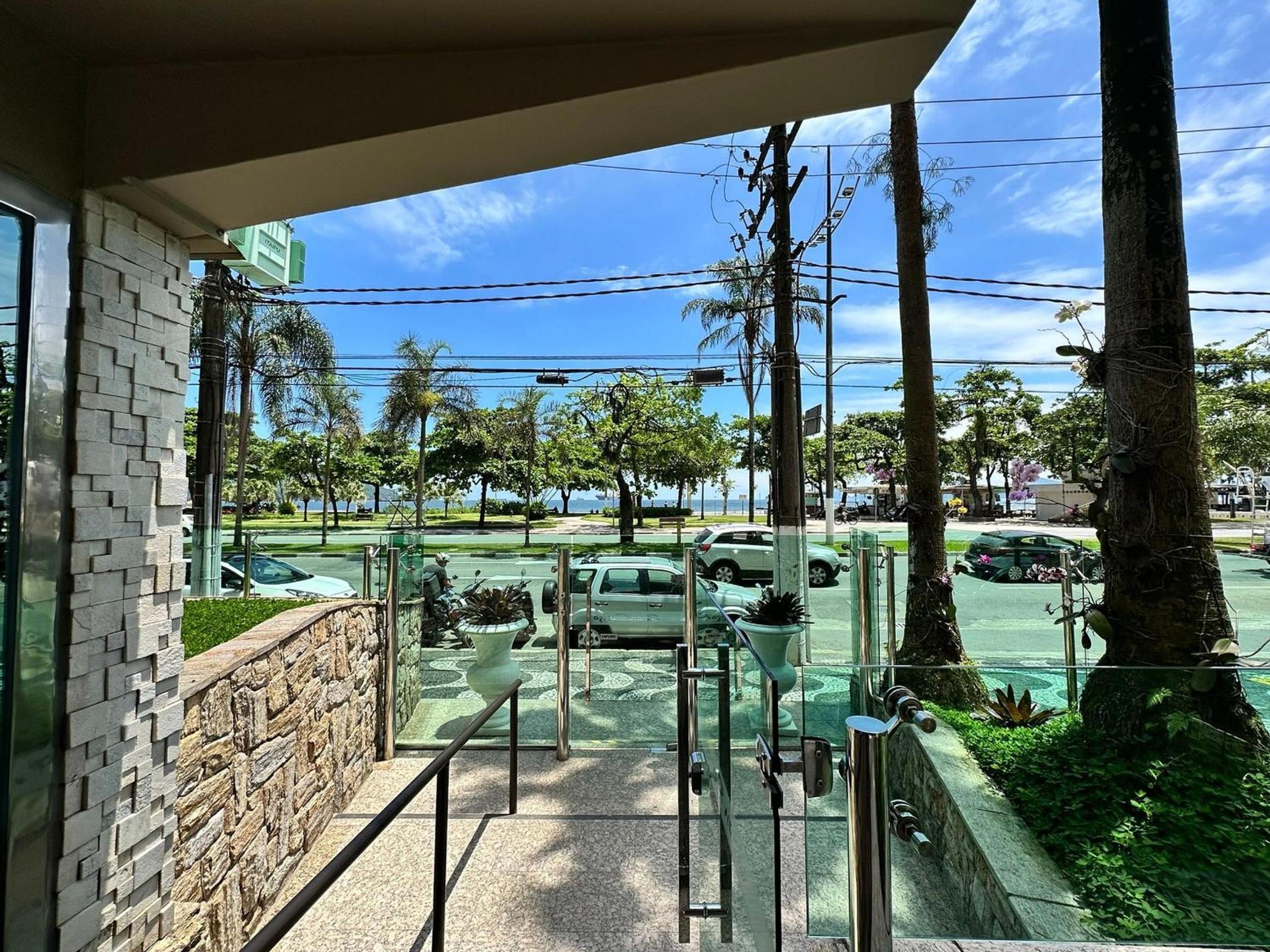 Frente Mar com garagem, Ar Condicionado e WI-FI grátis em Santos