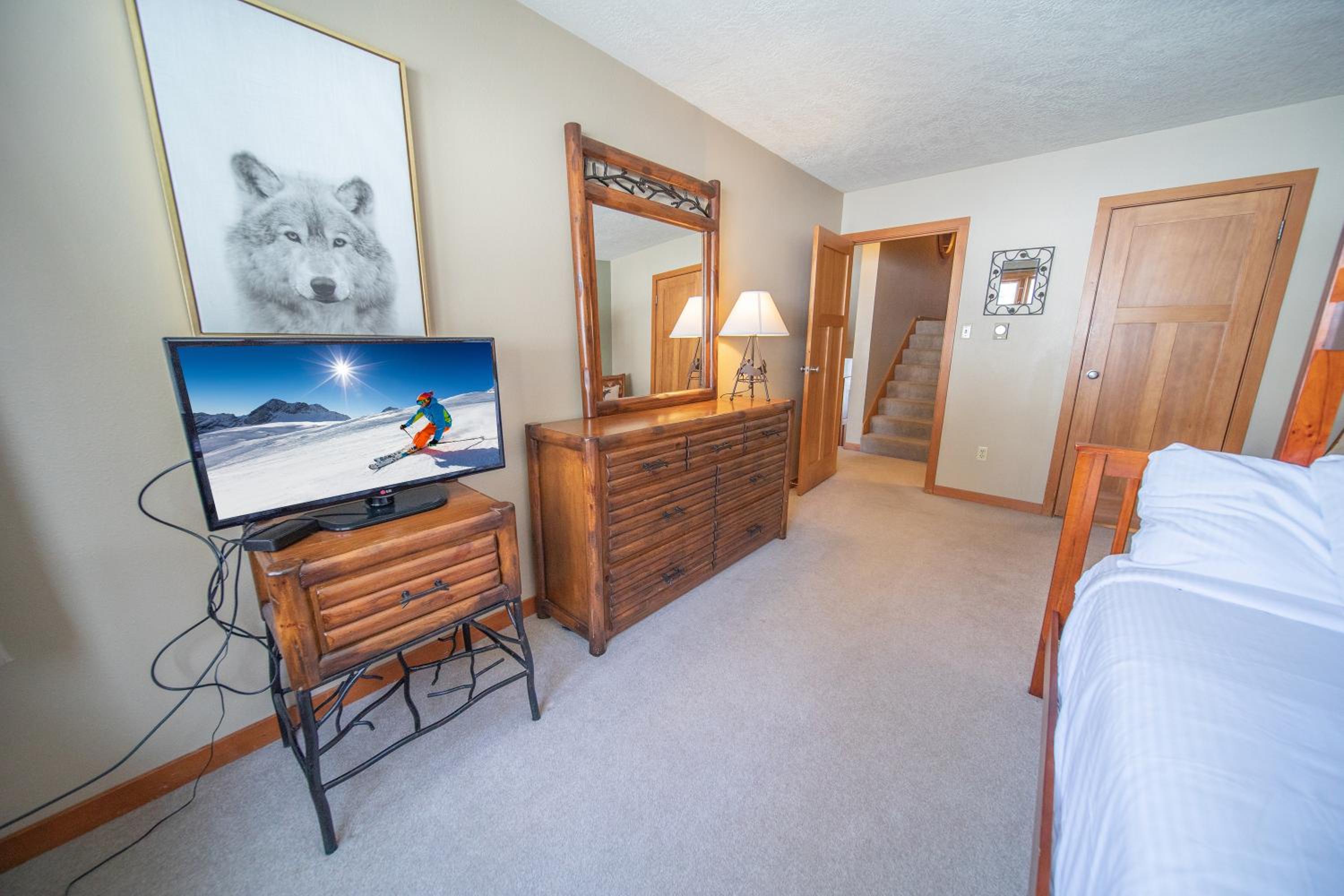 Lenawee 1738 by SummitCove Lodging