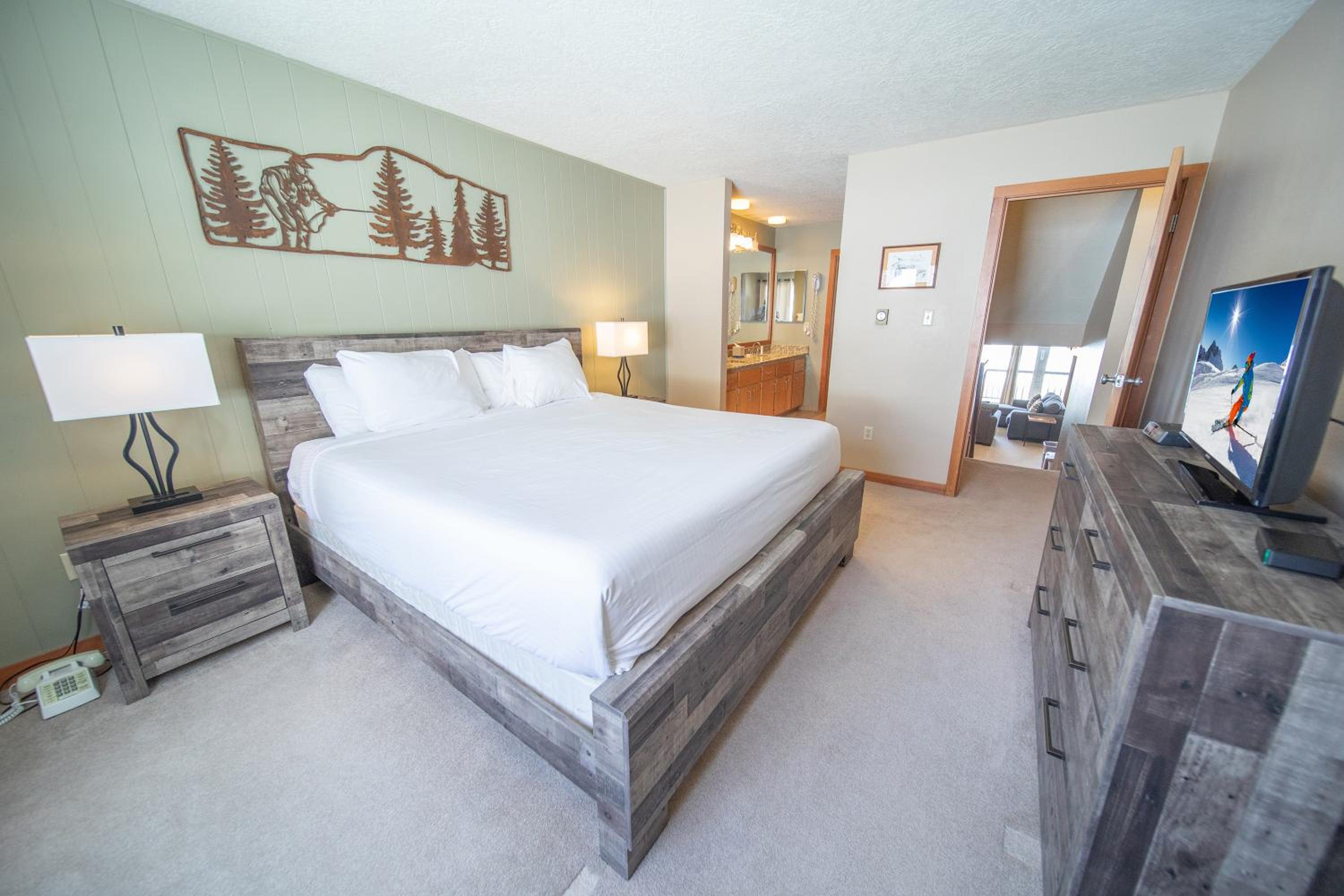Lenawee 1738 by SummitCove Lodging